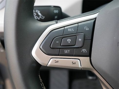 Certified 2025 Volkswagen Taos SE image 25