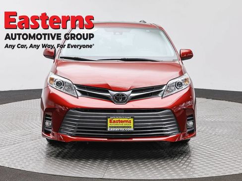 Used 2019 Toyota Sienna XLE FWD image 2