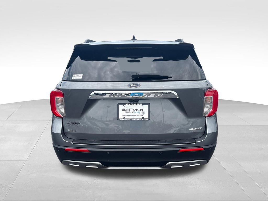 Used 2024 Ford Explorer XLT w/ Equipment Group 202A AWD/4WD image 4