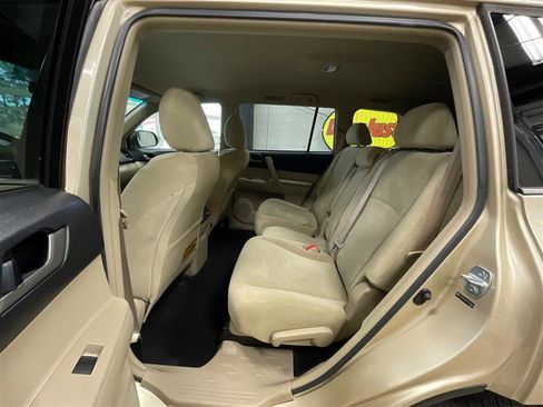 Used 2012 Toyota Highlander FWD w/ Tech Pkg image 17