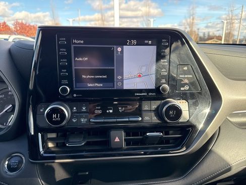 Used 2022 Toyota Highlander XLE image 12