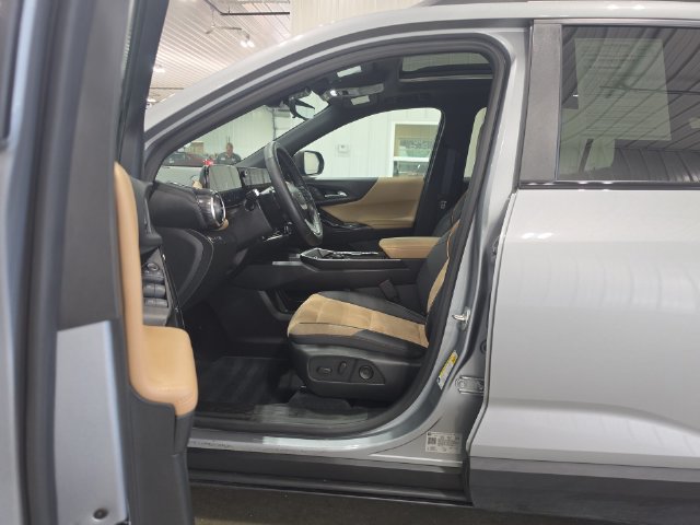 Used 2025 Chevrolet Equinox ACTIV w/ Safety and Technology Package AWD/4WD image 24