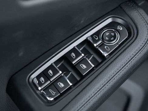 Certified 2026 Porsche Macan AWD/4WD image 25