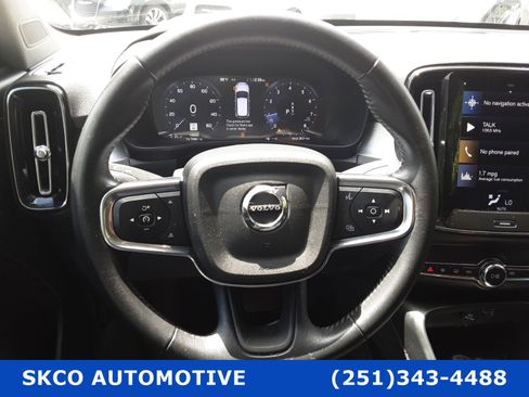 Used 2021 Volvo XC40 T4 Momentum image 18
