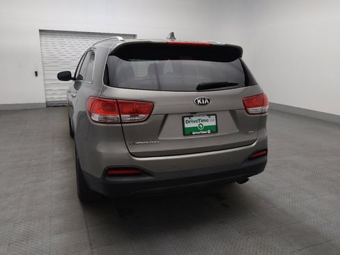 Used 2017 Kia Sorento LX w/ LX Convenience Package image 6