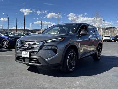 Used 2024 Nissan Rogue SV image 5