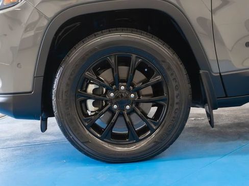 Used 2023 Jeep Cherokee Altitude Lux AWD/4WD image 2