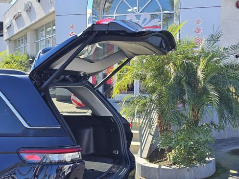 Used 2023 Jeep Grand Cherokee Limited w/ Trailer Tow Prep Group (B) image 8