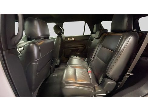 Used 2015 Ford Explorer XLT w/ Equipment Group 202B AWD/4WD image 15