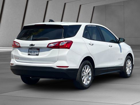 Used 2020 Chevrolet Equinox LS w/ LS Convenience Package FWD image 4