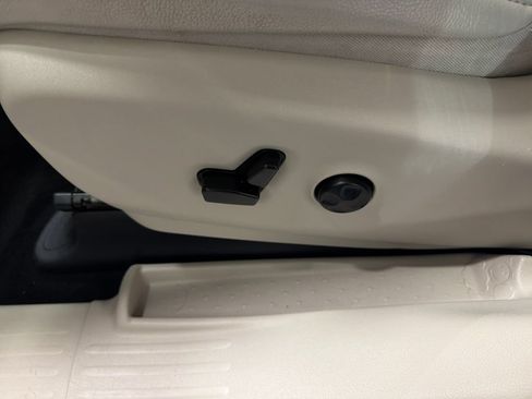 Used 2021 Chrysler Pacifica Touring-L FWD image 16