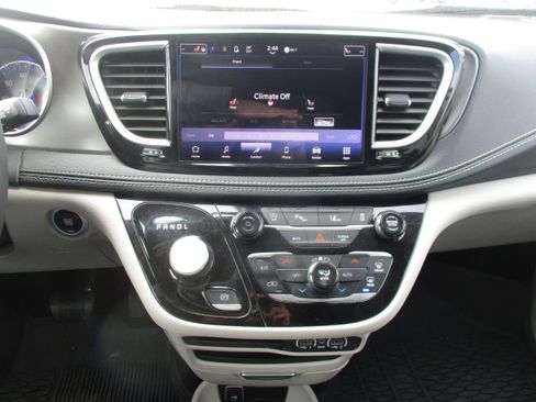 Used 2024 Chrysler Pacifica Touring-L w/ Road Tripper Package image 13