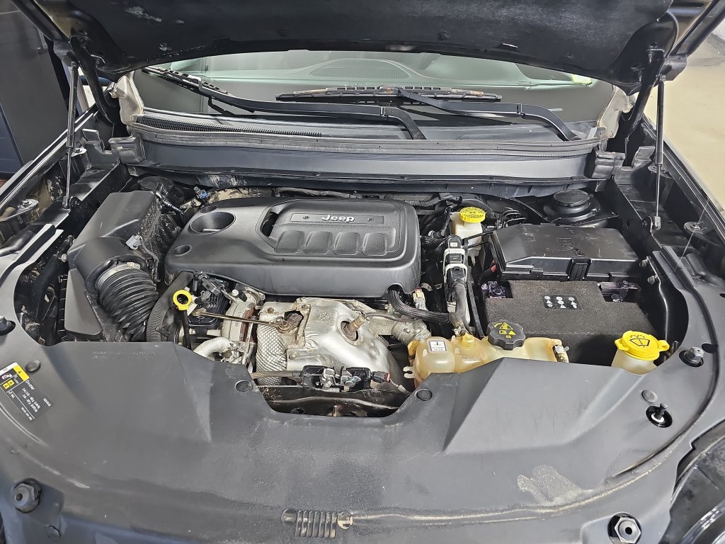 Used 2019 Jeep Cherokee Trailhawk AWD/4WD image 35