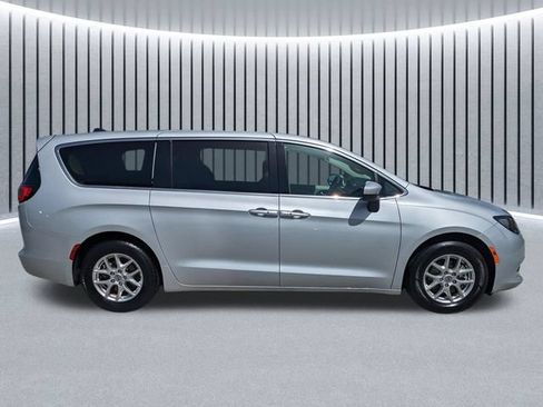 Used 2022 Chrysler Voyager LX FWD image 3