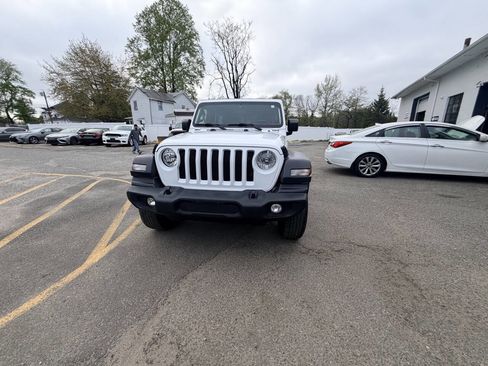 Used 2018 Jeep Wrangler Unlimited Sport image 3