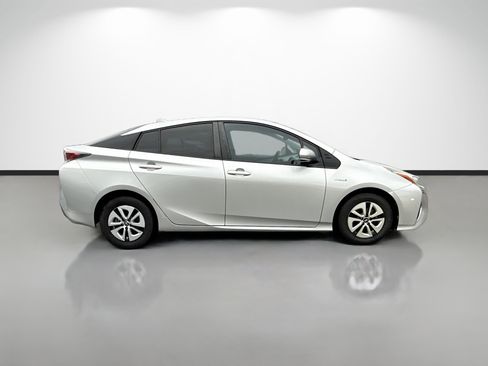 Used 2016 Toyota Prius Four FWD image 2