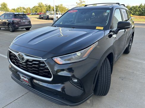 Used 2023 Toyota Highlander XLE AWD/4WD image 3