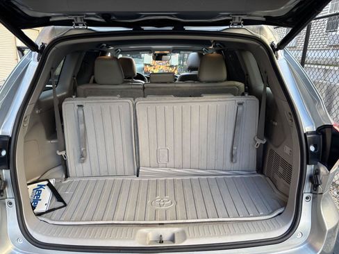 Used 2019 Toyota Highlander XLE AWD/4WD image 25