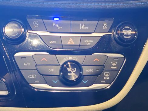 Used 2021 Chrysler Pacifica Touring image 39