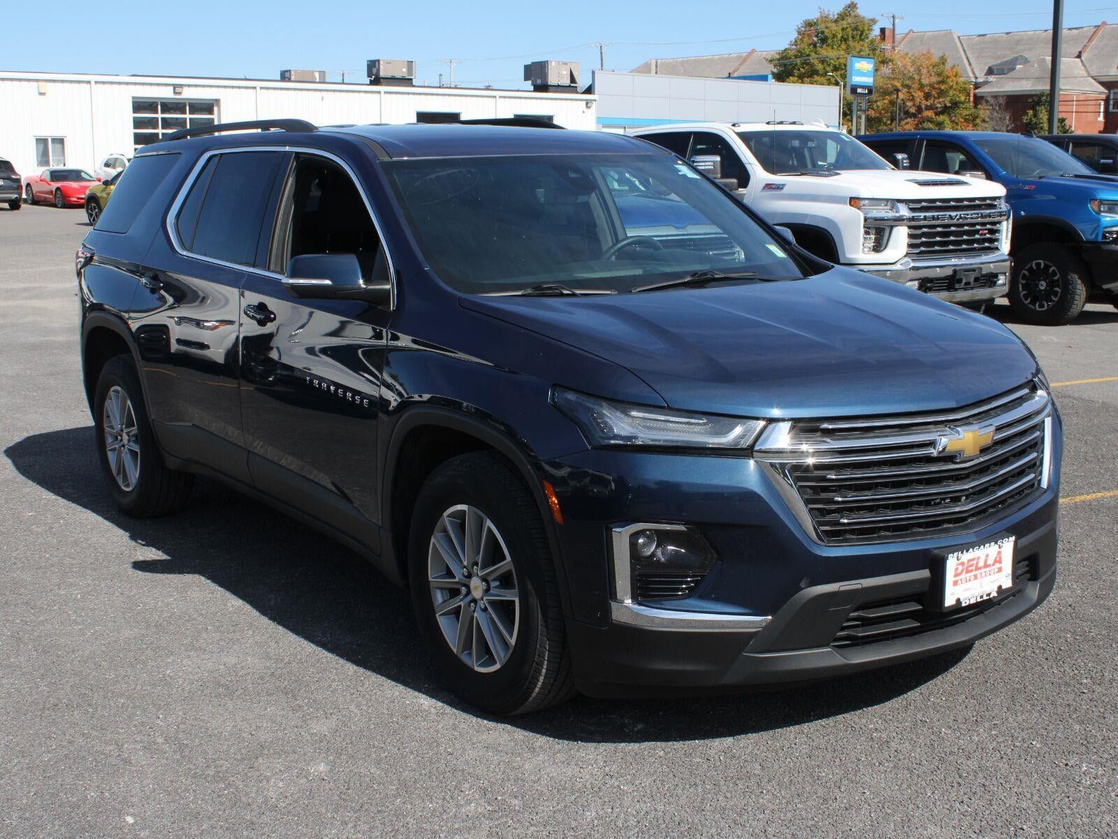Used 2023 Chevrolet Traverse LT w/ Rear Camera Mirror Package AWD/4WD image 3