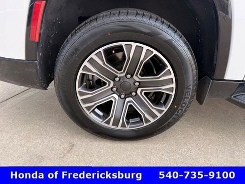 Used 2024 Jeep Wagoneer L Series II w/ Flexible Seating Group image 13