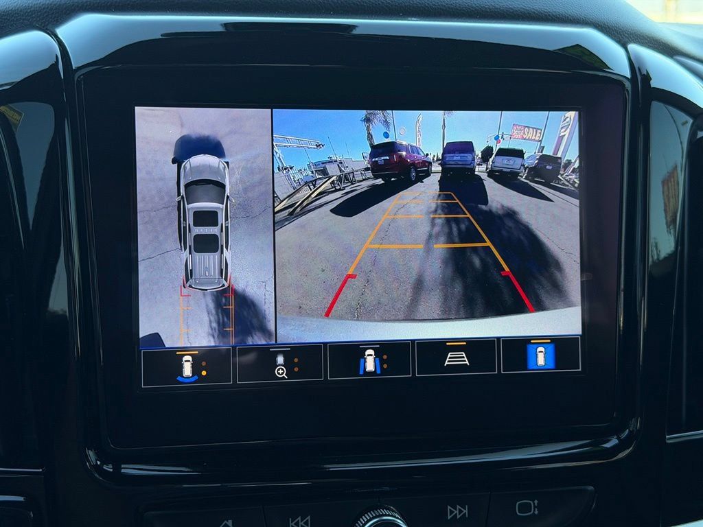 Used 2023 Chevrolet Traverse LT w/ LT Premium Package FWD image 32
