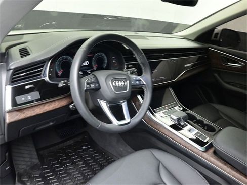 Used 2023 Audi Q8 Premium image 33