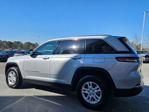 Used 2024 Jeep Grand Cherokee Laredo image 5