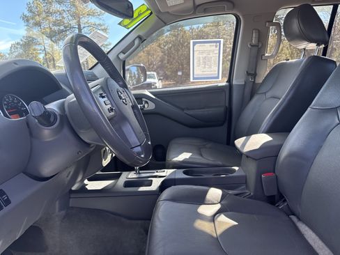 Used 2013 Nissan Frontier SL w/ Moonroof Pkg image 18