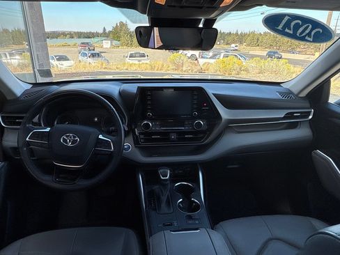 Used 2021 Toyota Highlander XLE AWD/4WD image 10