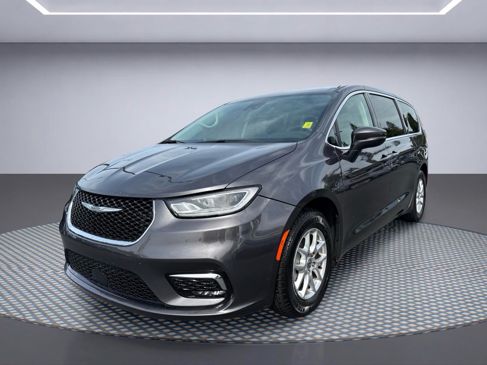 Used 2023 Chrysler Pacifica Touring-L FWD image 2