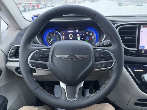 Used 2024 Chrysler Pacifica Touring-L image 18