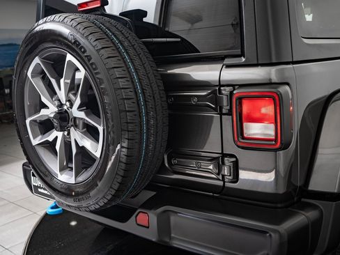 Used 2024 Jeep Wrangler Unlimited image 17