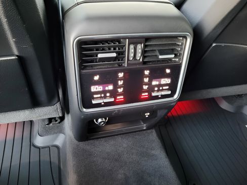 Used 2022 Porsche Cayenne E-Hybrid Coupe image 17