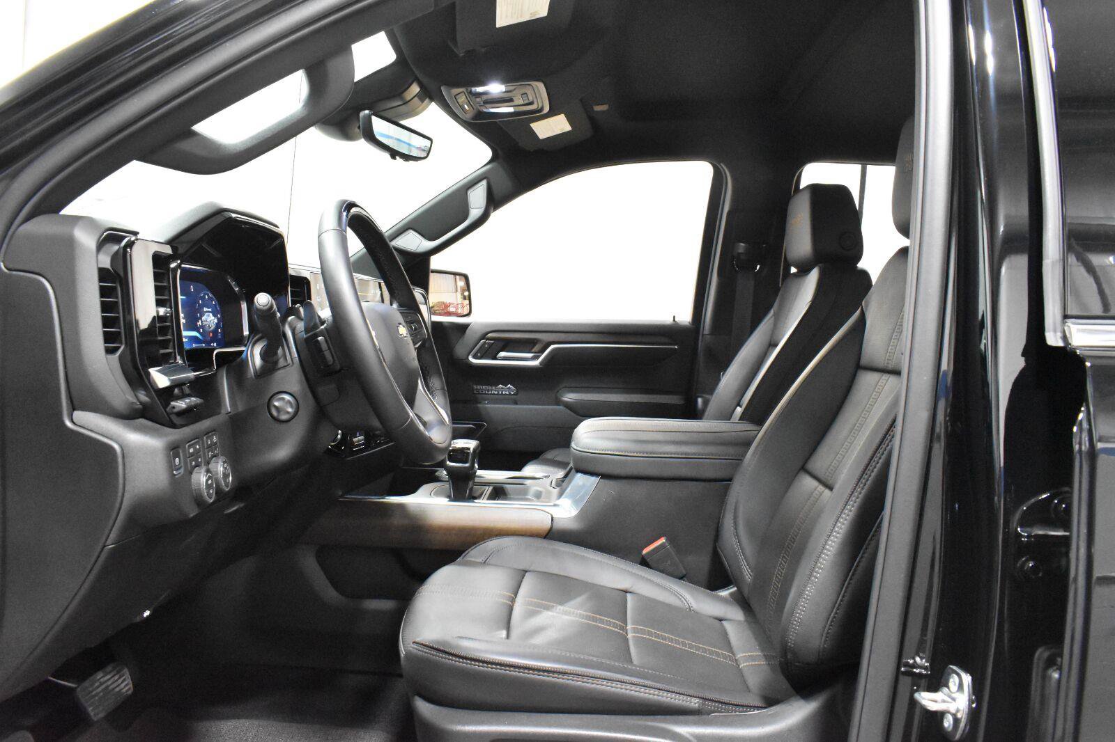 Used 2026 Chevrolet Silverado 1500 High Country w/ Technology Package AWD/4WD image 4