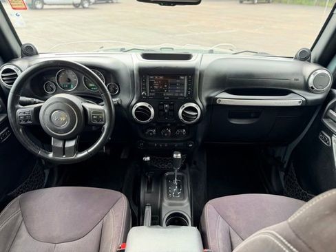 Used 2014 Jeep Wrangler Unlimited Sahara w/ Dual Top Group AWD/4WD image 15