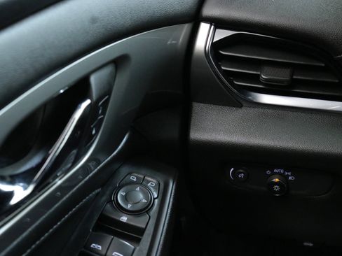 Used 2022 Chevrolet Traverse LT image 15