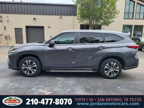 Used 2023 Toyota Highlander XLE FWD image 2