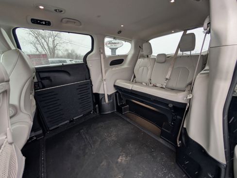 Used 2021 Chrysler Pacifica Touring-L image 44