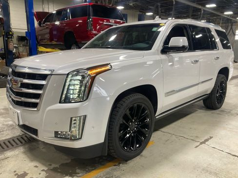 Used 2020 Cadillac Escalade Premium Luxury image 4