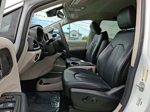 Used 2024 Chrysler Pacifica Touring-L FWD image 16