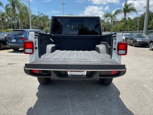 Used 2025 Jeep Gladiator Sport AWD/4WD image 3