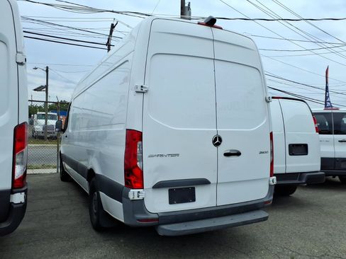 Used 2020 Mercedes-Benz Sprinter 2500 image 4