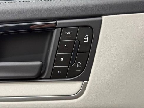 Certified 2025 Porsche Cayenne Turbo AWD/4WD image 18