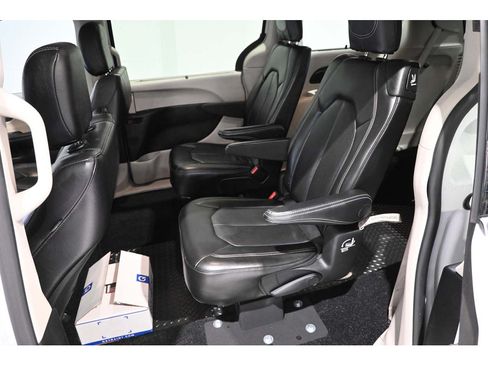 Used 2022 Chrysler Pacifica Touring-L FWD image 27
