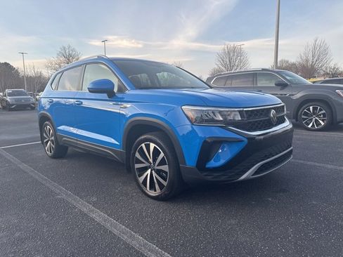 Used 2023 Volkswagen Taos SE w/ Panoramic Sunroof Package image 7