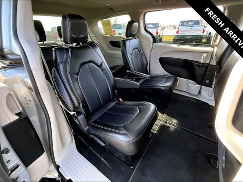 Used 2024 Chrysler Pacifica Touring-L image 24