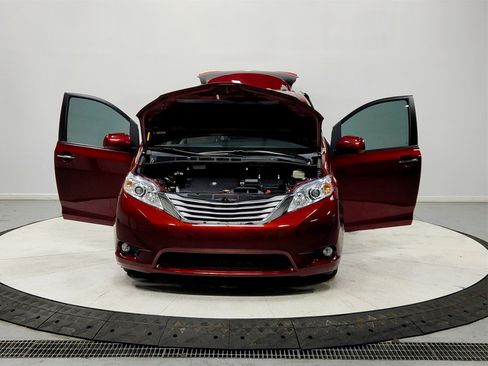 Used 2015 Toyota Sienna XLE Premium image 10