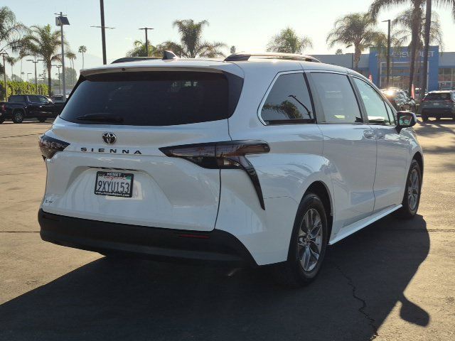 Used 2026 Toyota Sienna LE FWD image 5