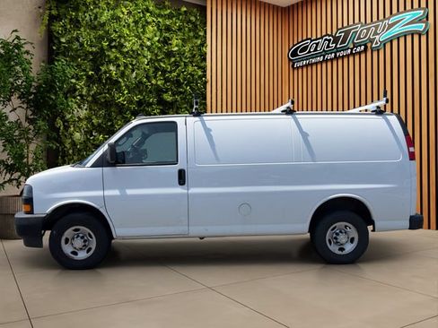 Used 2021 Chevrolet Express 2500 RWD image 3
